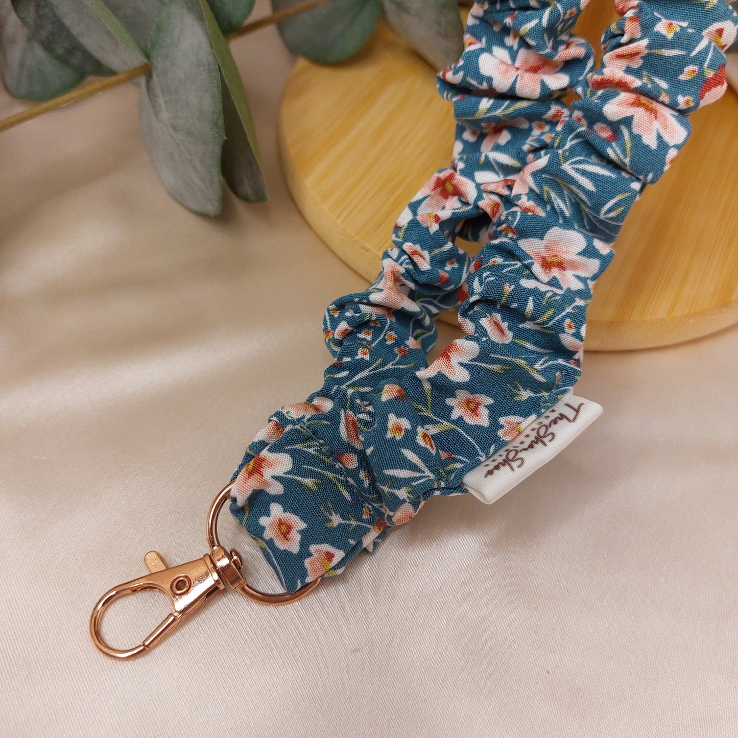Scrunchie Nyckelband Water Daisy med nyckelkrok