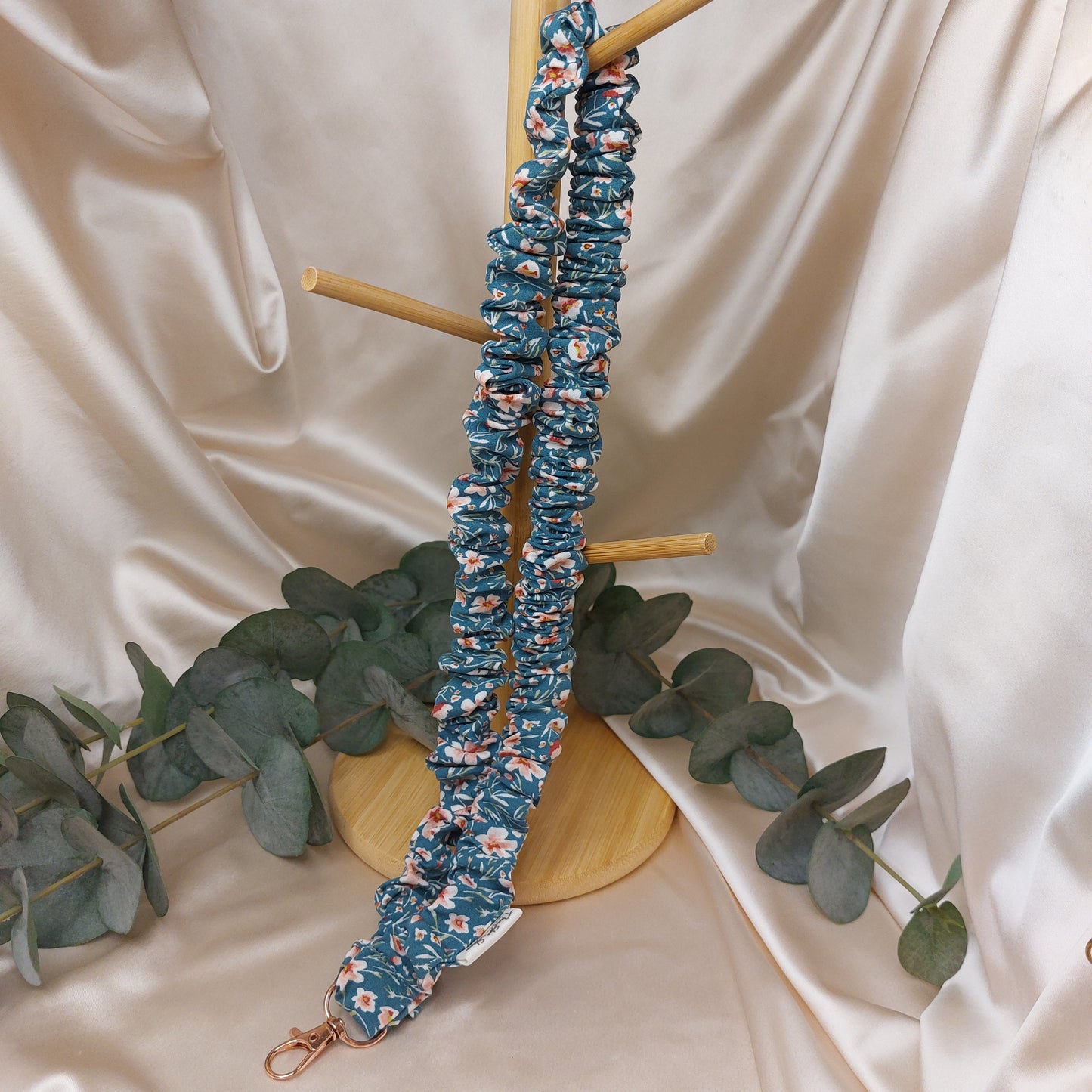 Scrunchie Nyckelband Water Daisy med nyckelkrok