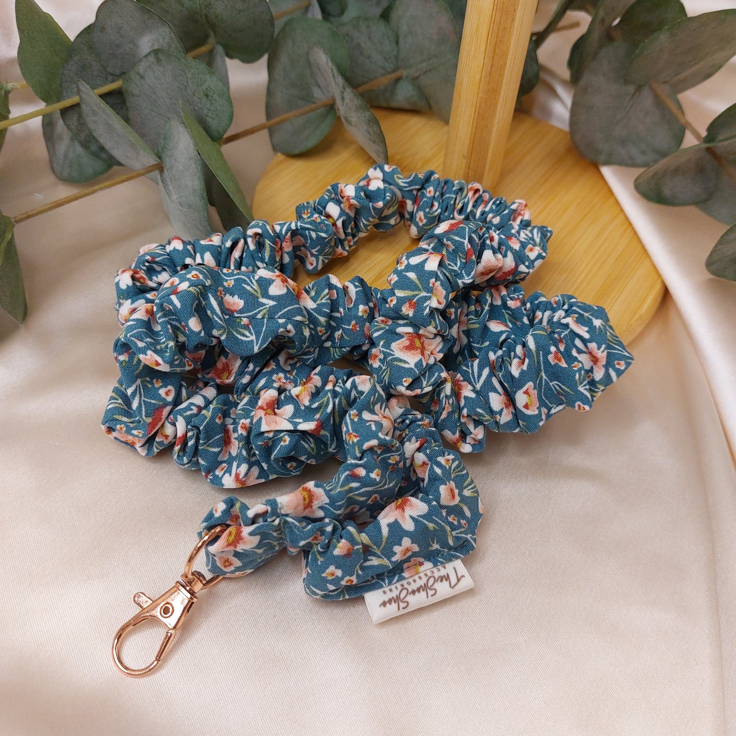 Scrunchie Nyckelband Water Daisy med nyckelkrok