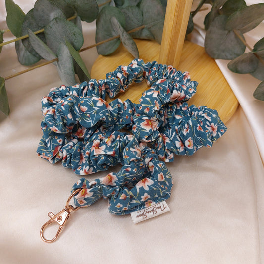 Scrunchie Nyckelband Water Daisy med nyckelkrok