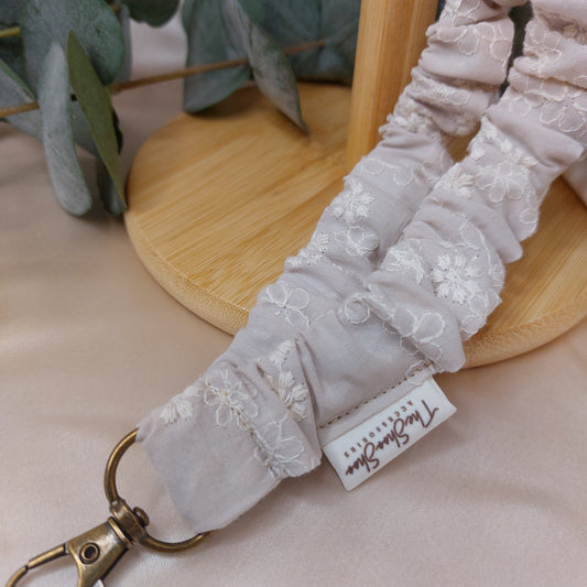 Scrunchie Nyckelband Vintage Flowers med nyckelkrok