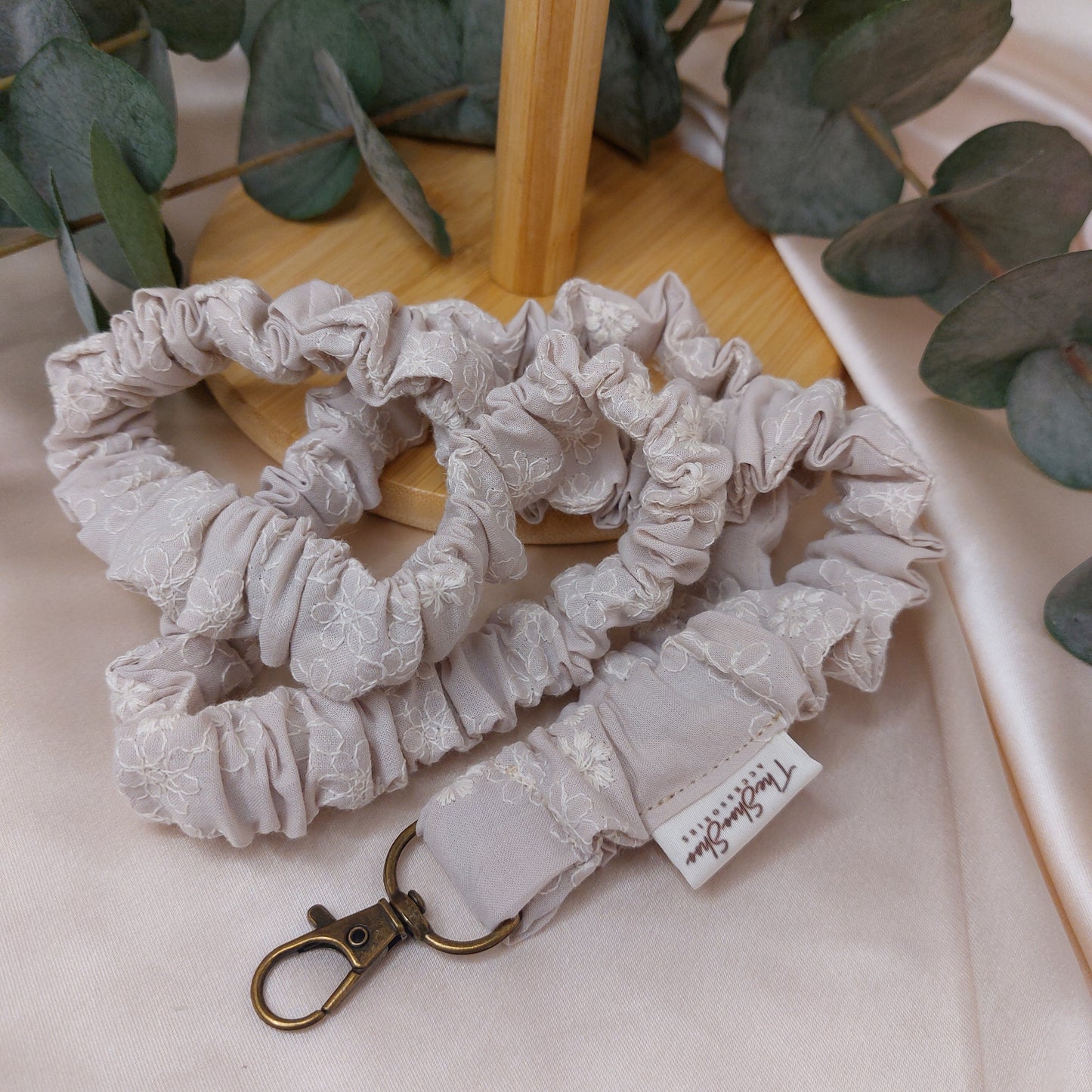 Scrunchie Nyckelband Vintage Flowers med nyckelkrok