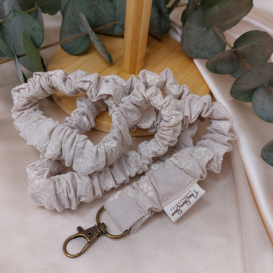 Scrunchie Nyckelband Vintage Flowers med nyckelkrok
