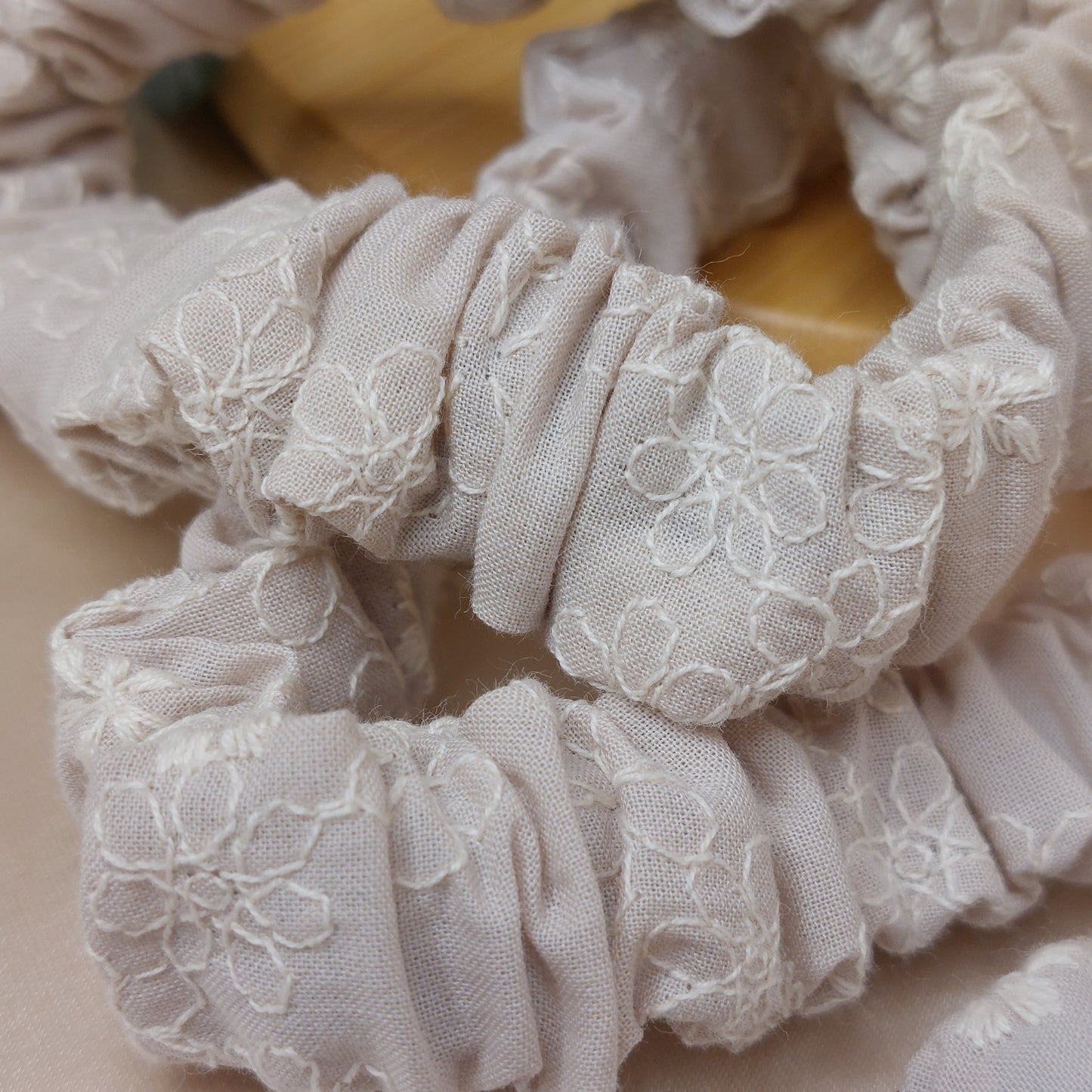 Scrunchie Nyckelband Vintage Flowers med nyckelkrok