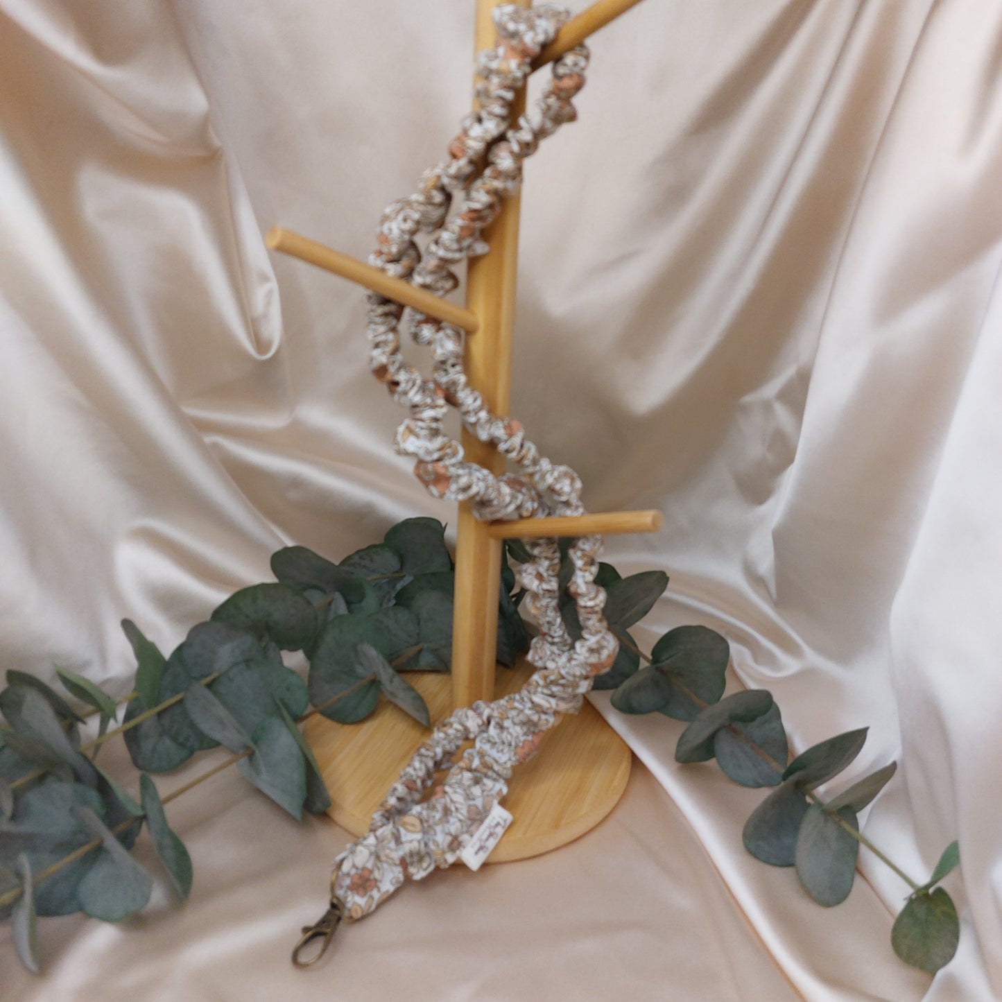 Scrunchie Nyckelband Bloomin Bloom Brun med nyckelkrok