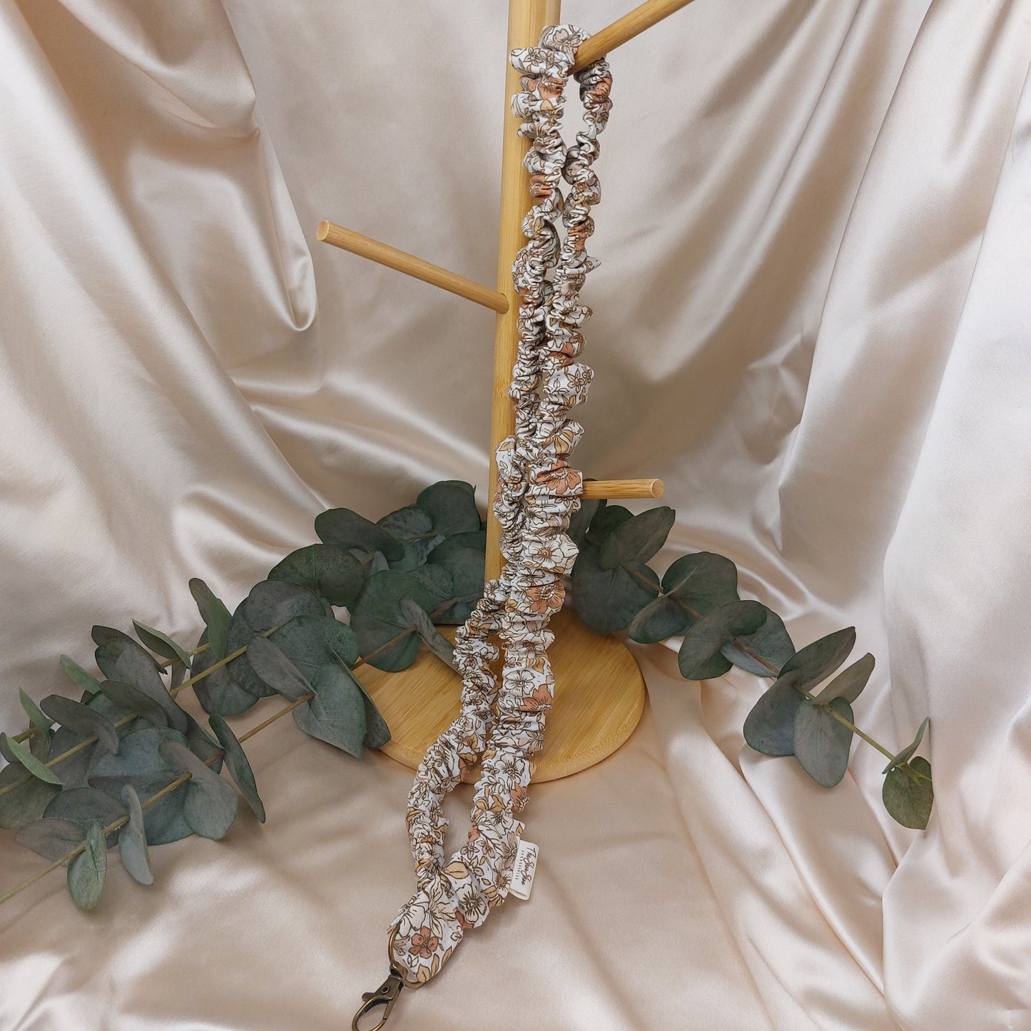 Scrunchie Nyckelband Bloomin Bloom Brun med nyckelkrok