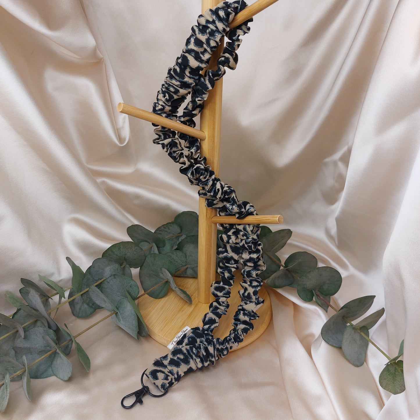 Scrunchie Nyckelband Icy Leopard med nyckelkrok