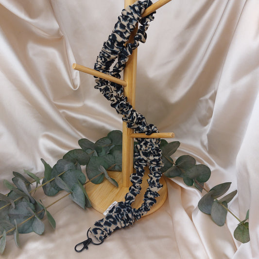 Scrunchie Nyckelband Icy Leopard med nyckelkrok