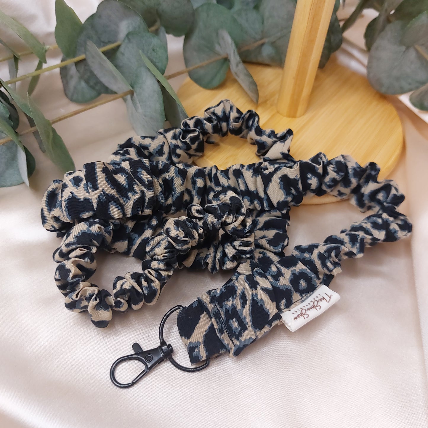 Scrunchie Nyckelband Icy Leopard med nyckelkrok