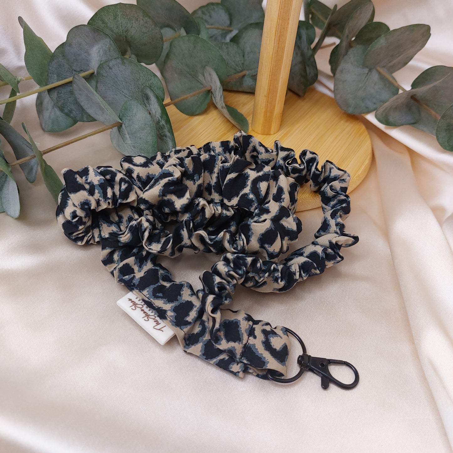 Scrunchie Nyckelband Icy Leopard med nyckelkrok
