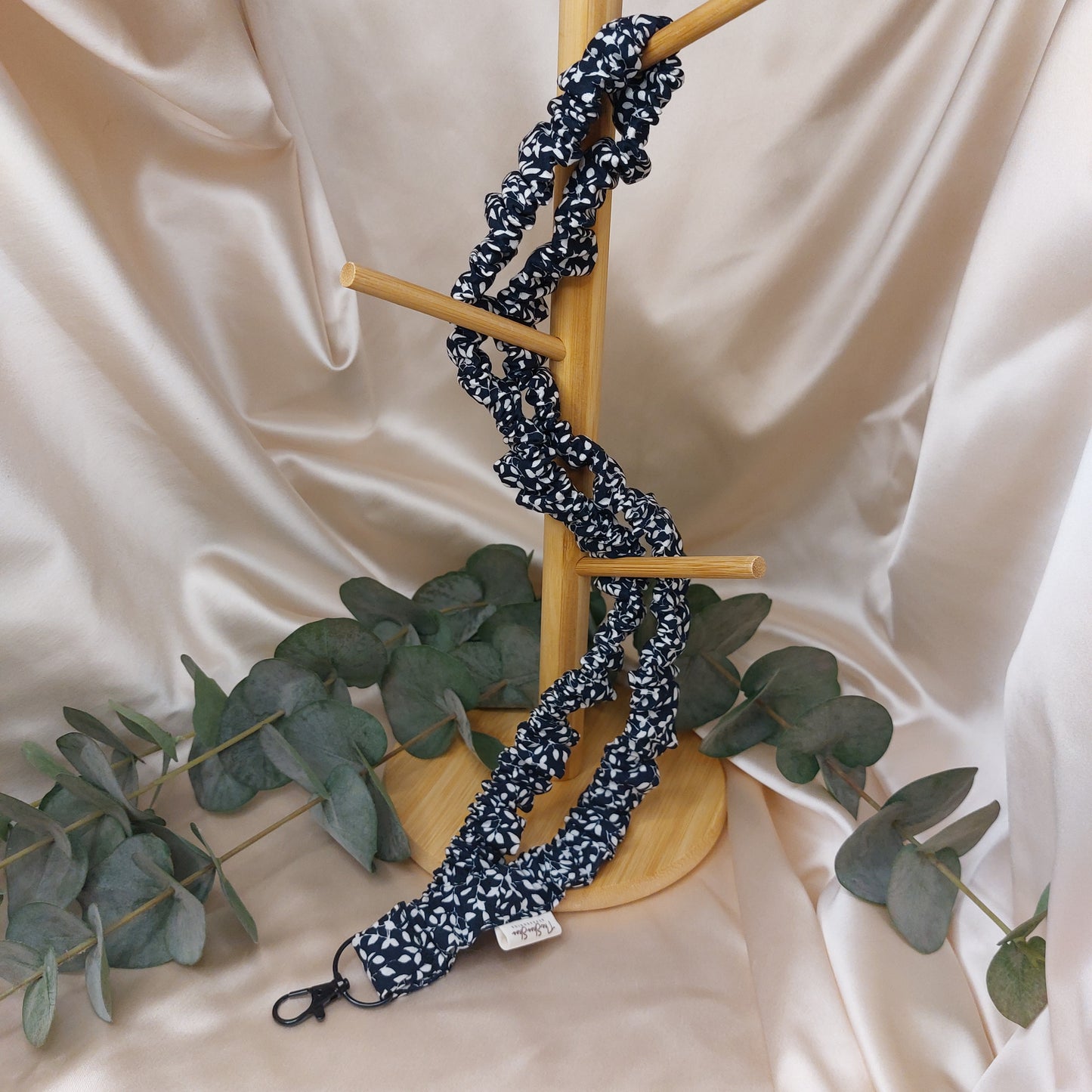 Scrunchie Nyckelband Midnight Leaves med nyckelkrok