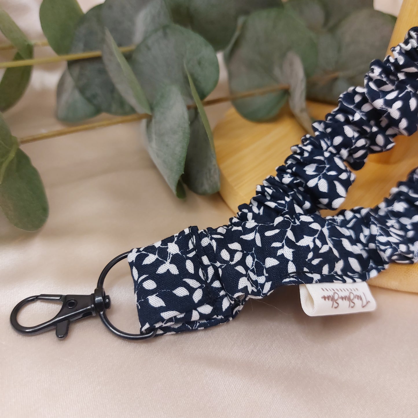 Scrunchie Nyckelband Midnight Leaves med nyckelkrok