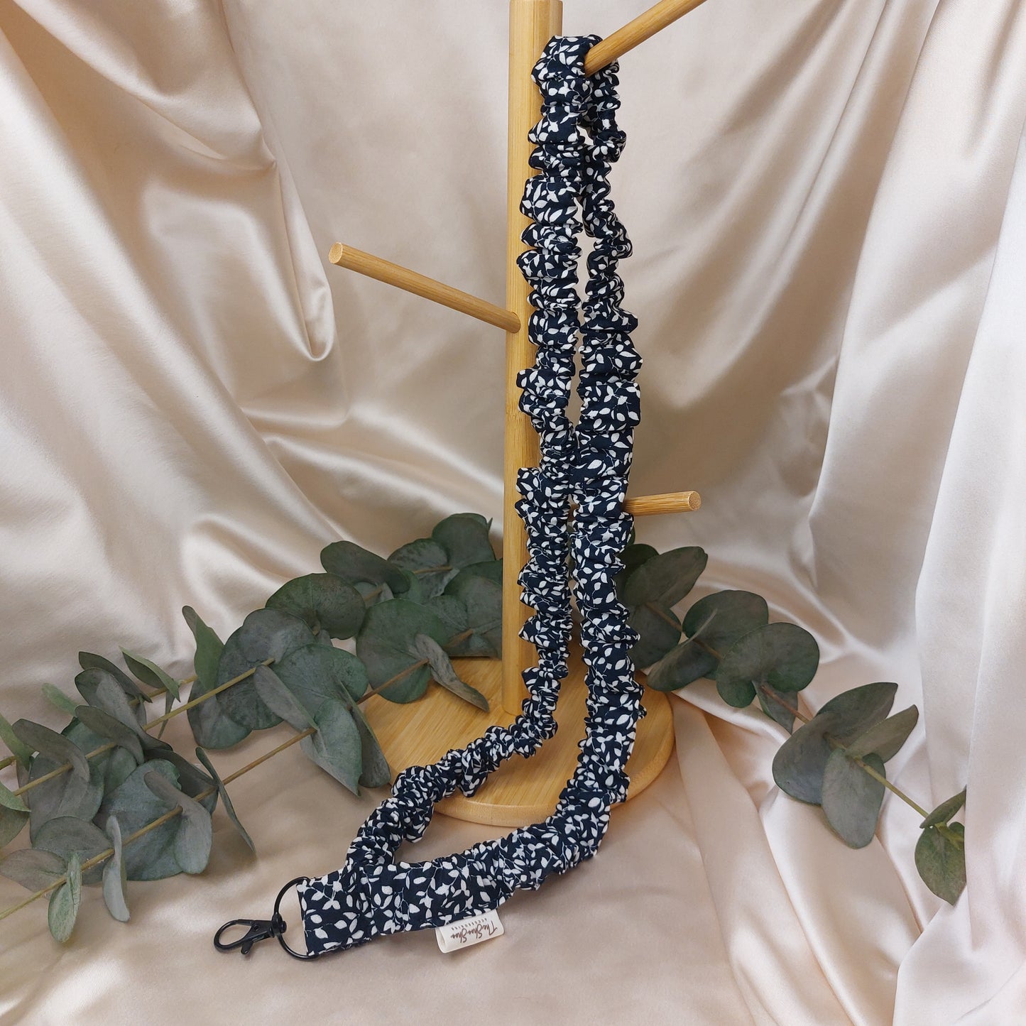 Scrunchie Nyckelband Midnight Leaves med nyckelkrok