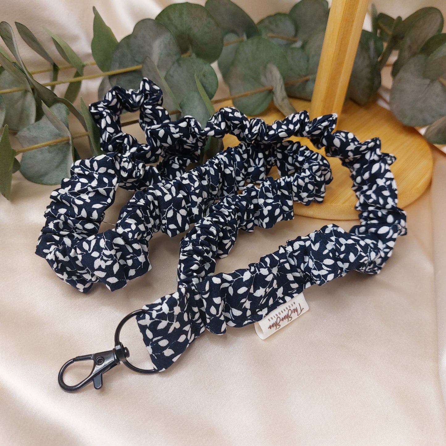 Scrunchie Nyckelband Midnight Leaves med nyckelkrok