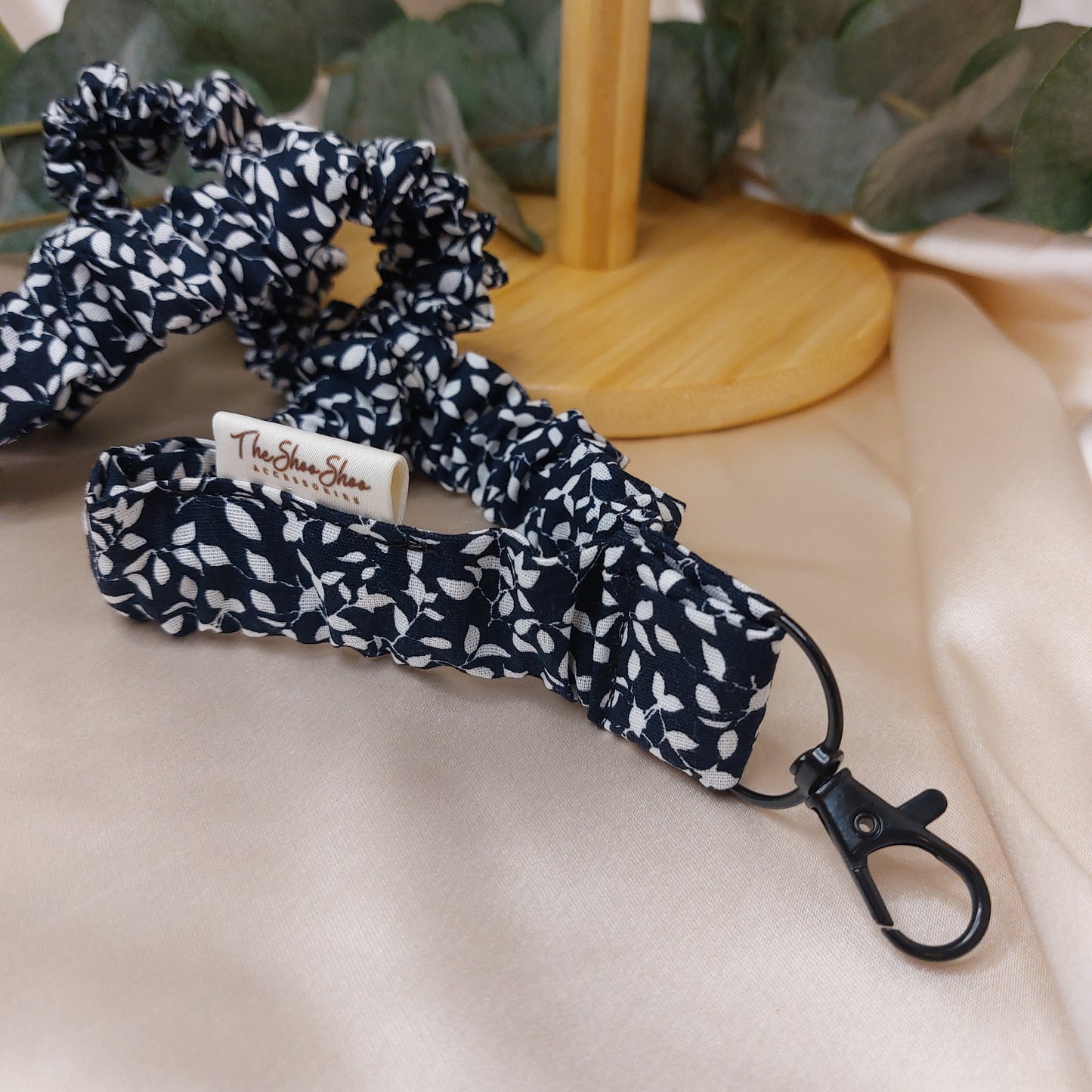 Scrunchie Nyckelband Midnight Leaves med nyckelkrok