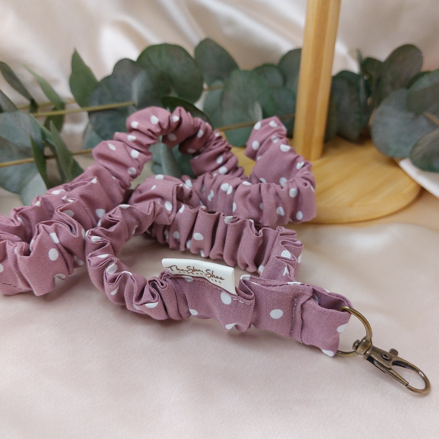 Scrunchie Nyckelband Misty Pink Polkadot med nyckelkrok