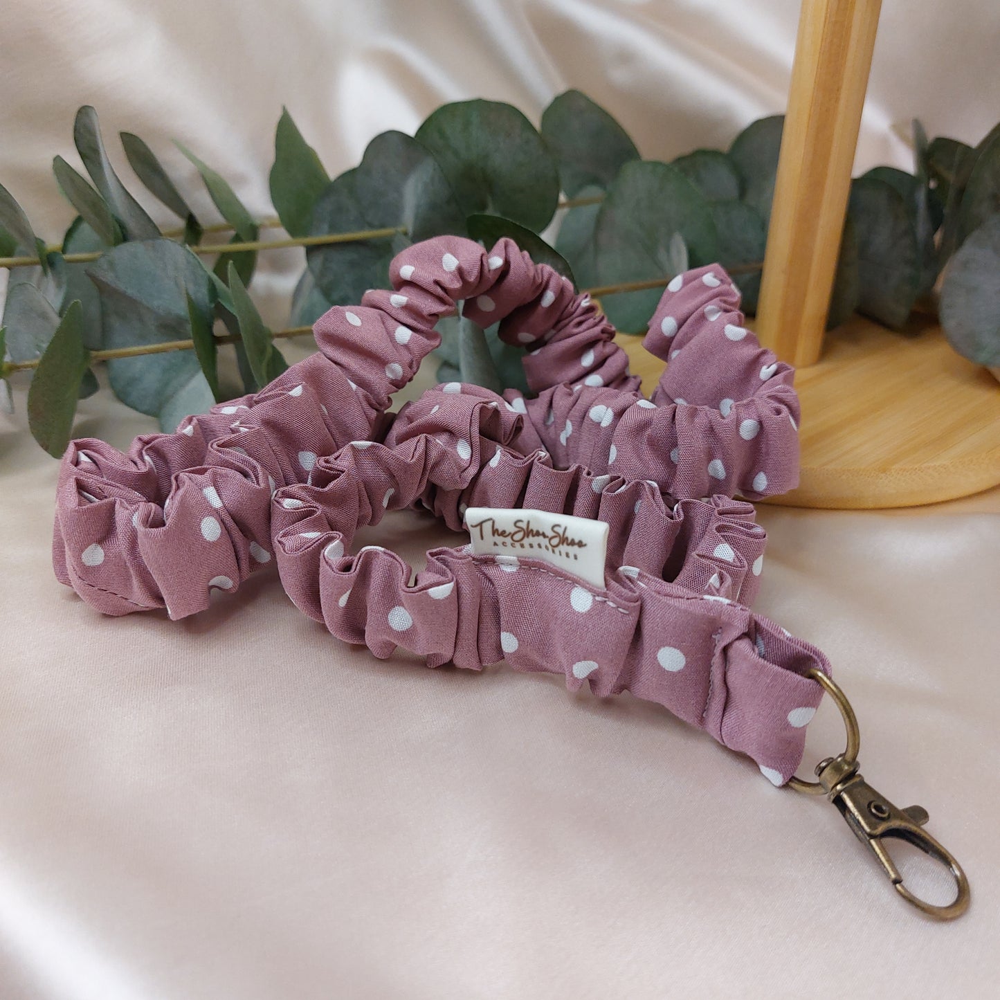 Scrunchie Nyckelband Misty Pink Polkadot med nyckelkrok
