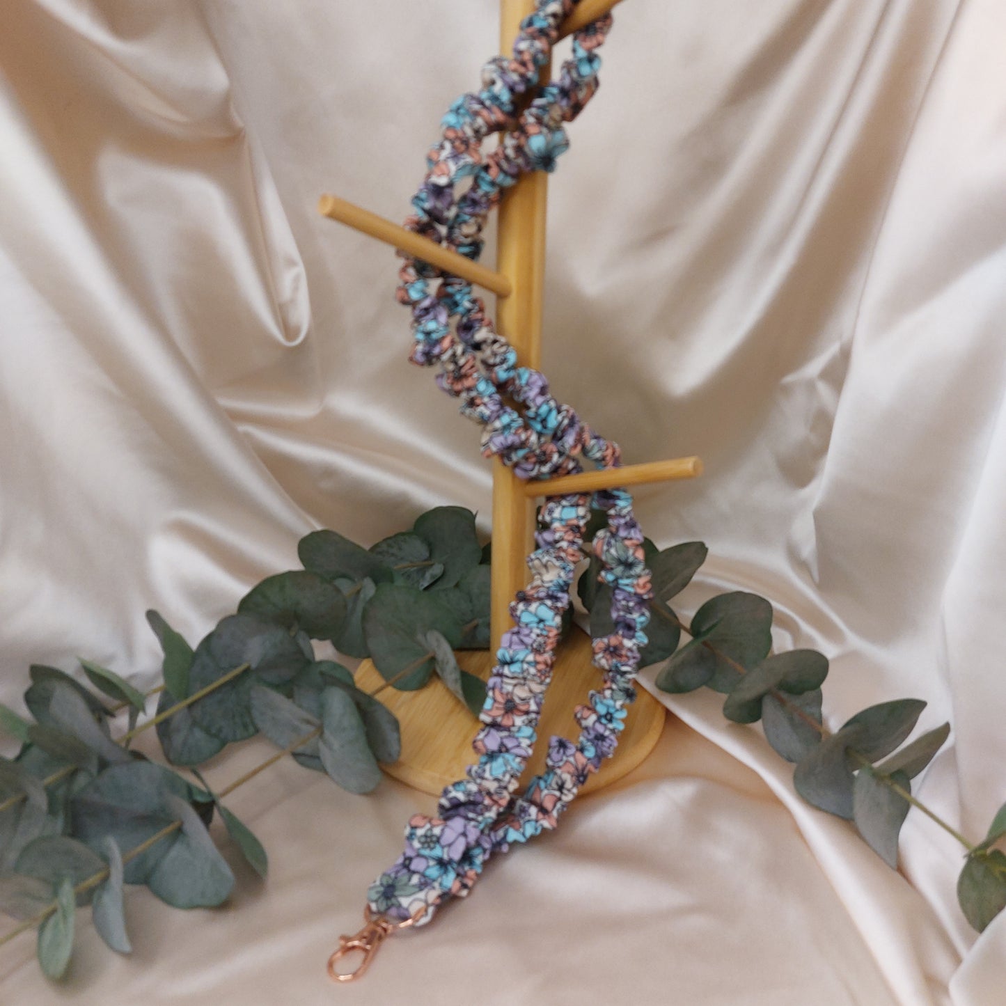 Scrunchie Nyckelband Flower Party med nyckelkrok