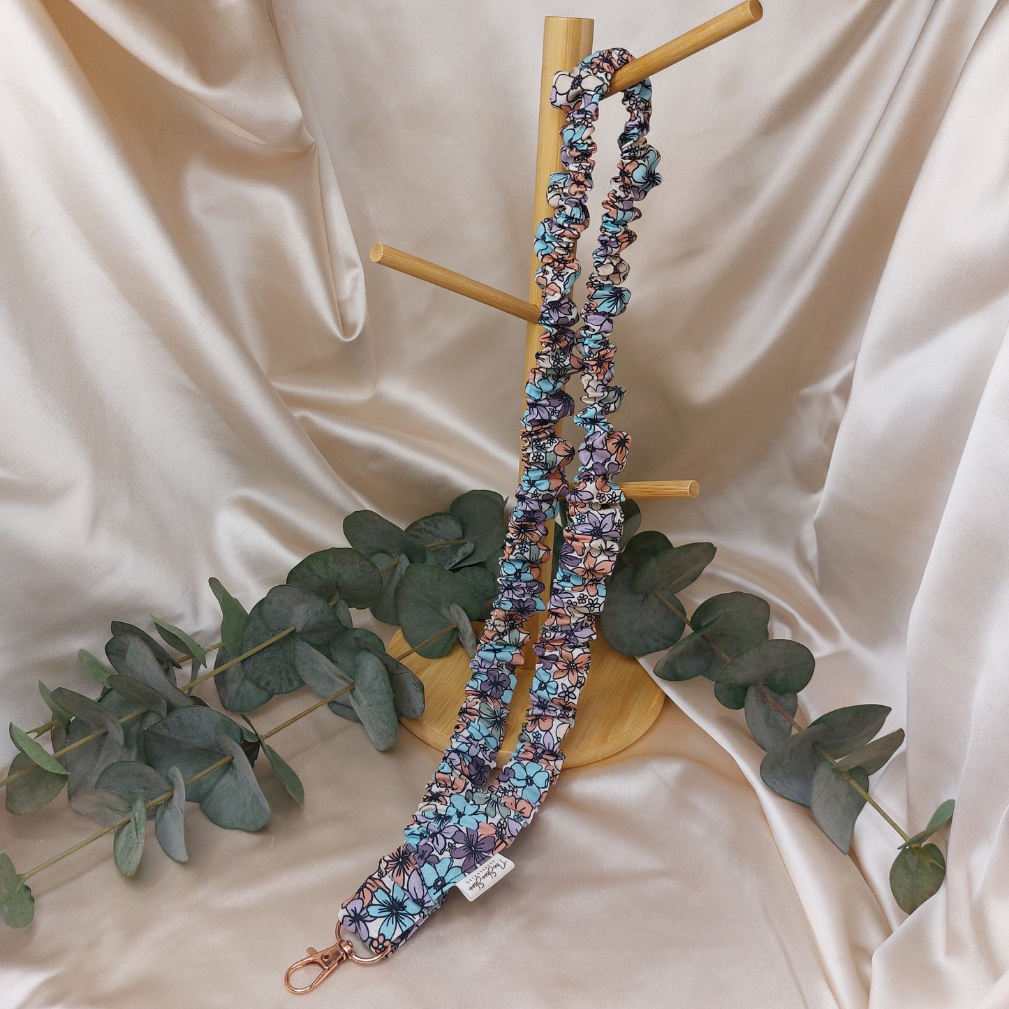 Scrunchie Nyckelband Flower Party med nyckelkrok