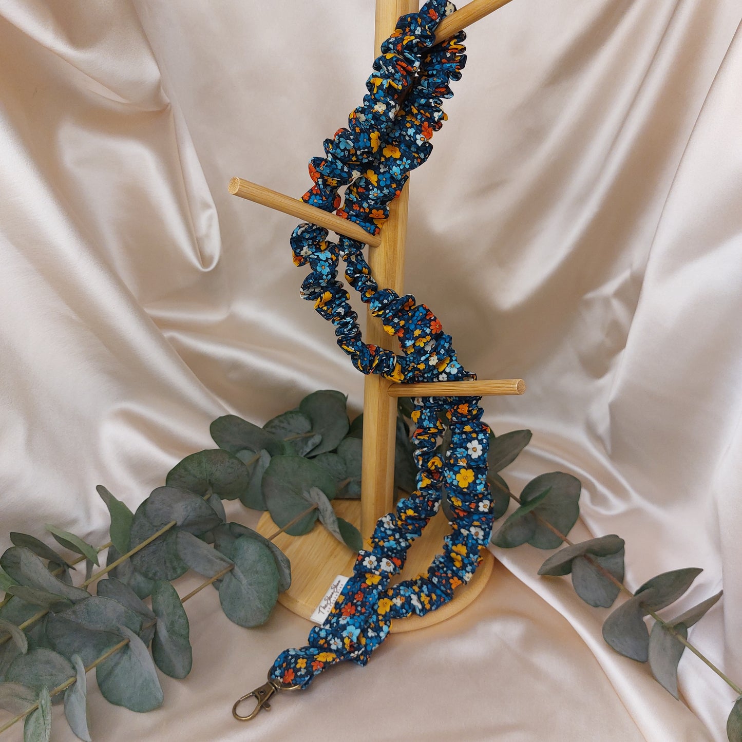 Scrunchie Nyckelband Blue Flowerpatch med nyckelkrok