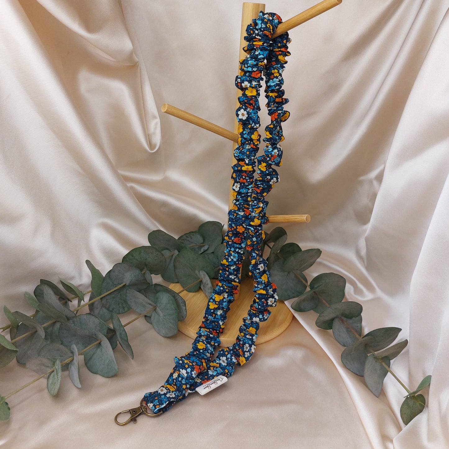 Scrunchie Nyckelband Blue Flowerpatch med nyckelkrok