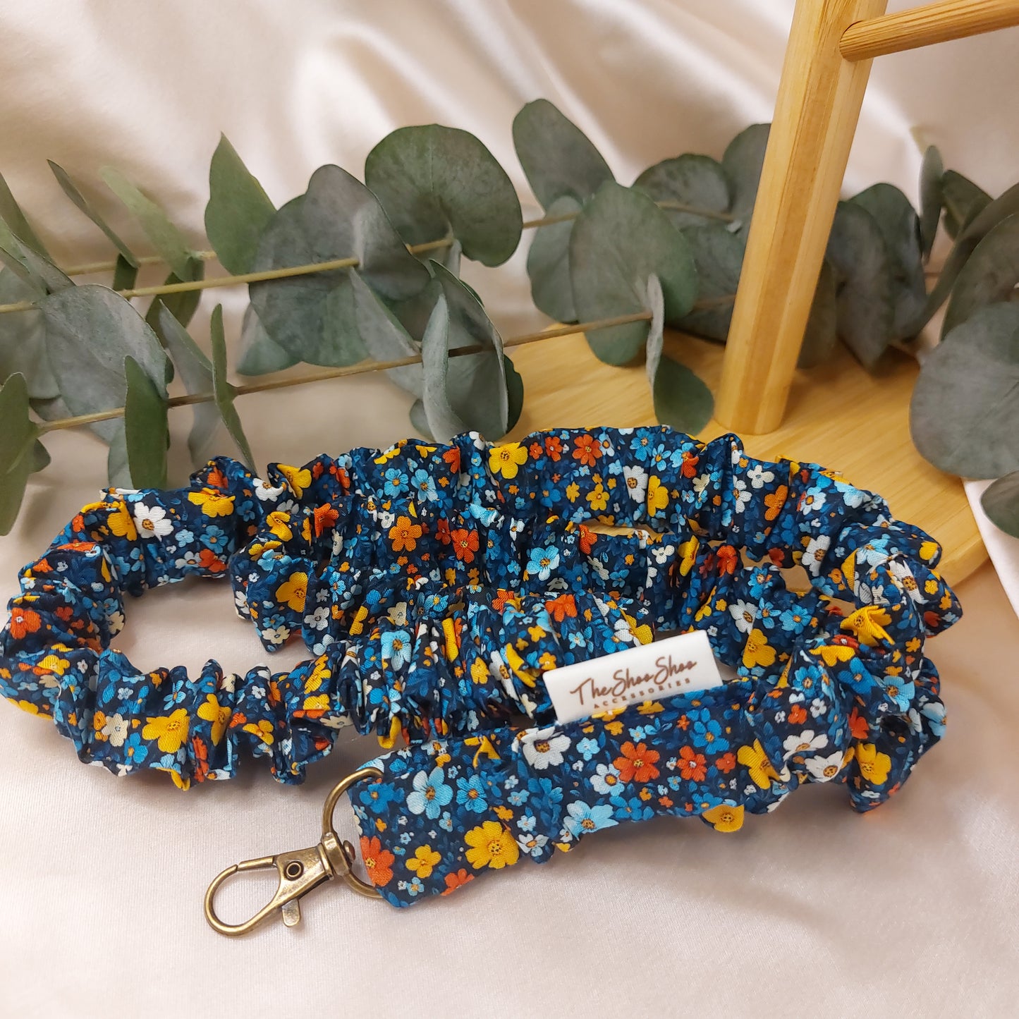 Scrunchie Nyckelband Blue Flowerpatch med nyckelkrok