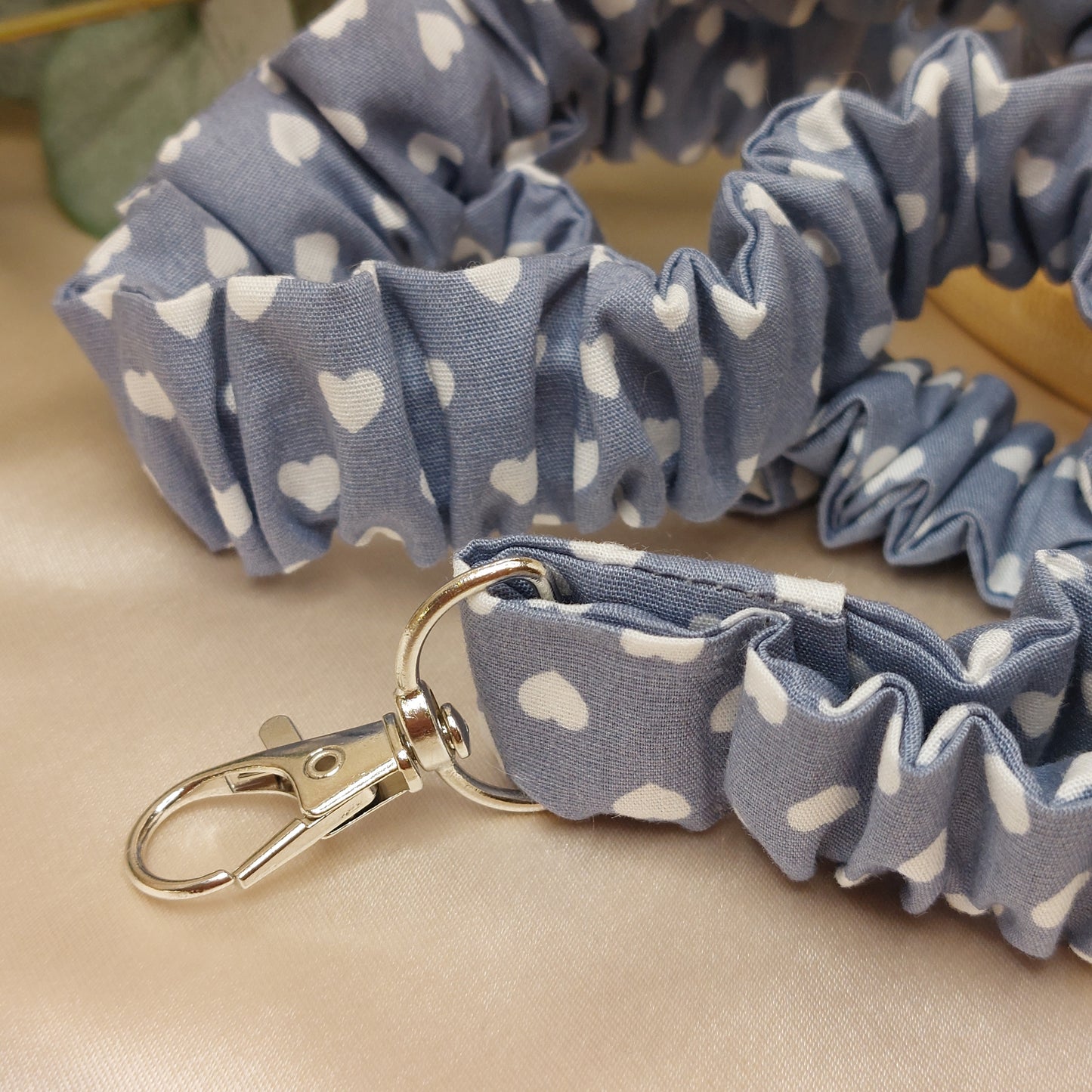 Scrunchie Nyckelband Sweethearts Gray med nyckelkrok
