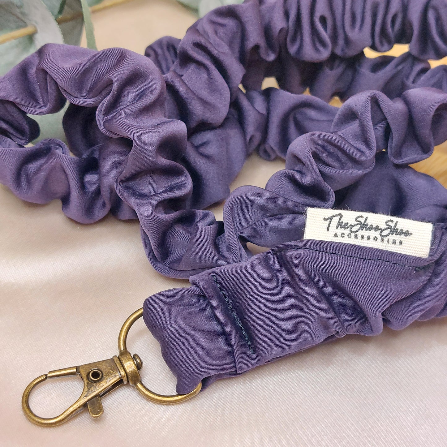Scrunchie Nyckelband Plum purple elastisk med nyckelkrok