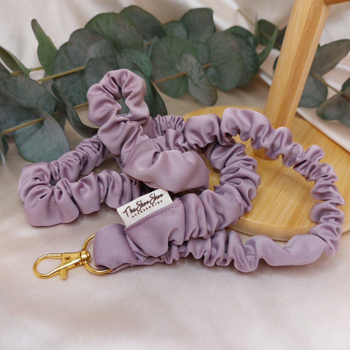 Scrunchie Nyckelband Lilac Mist elastisk med nyckelkrok