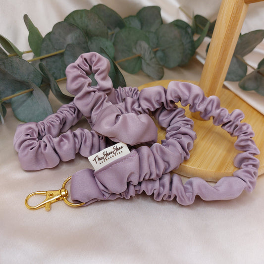 Scrunchie Nyckelband Lilac Mist elastisk med nyckelkrok