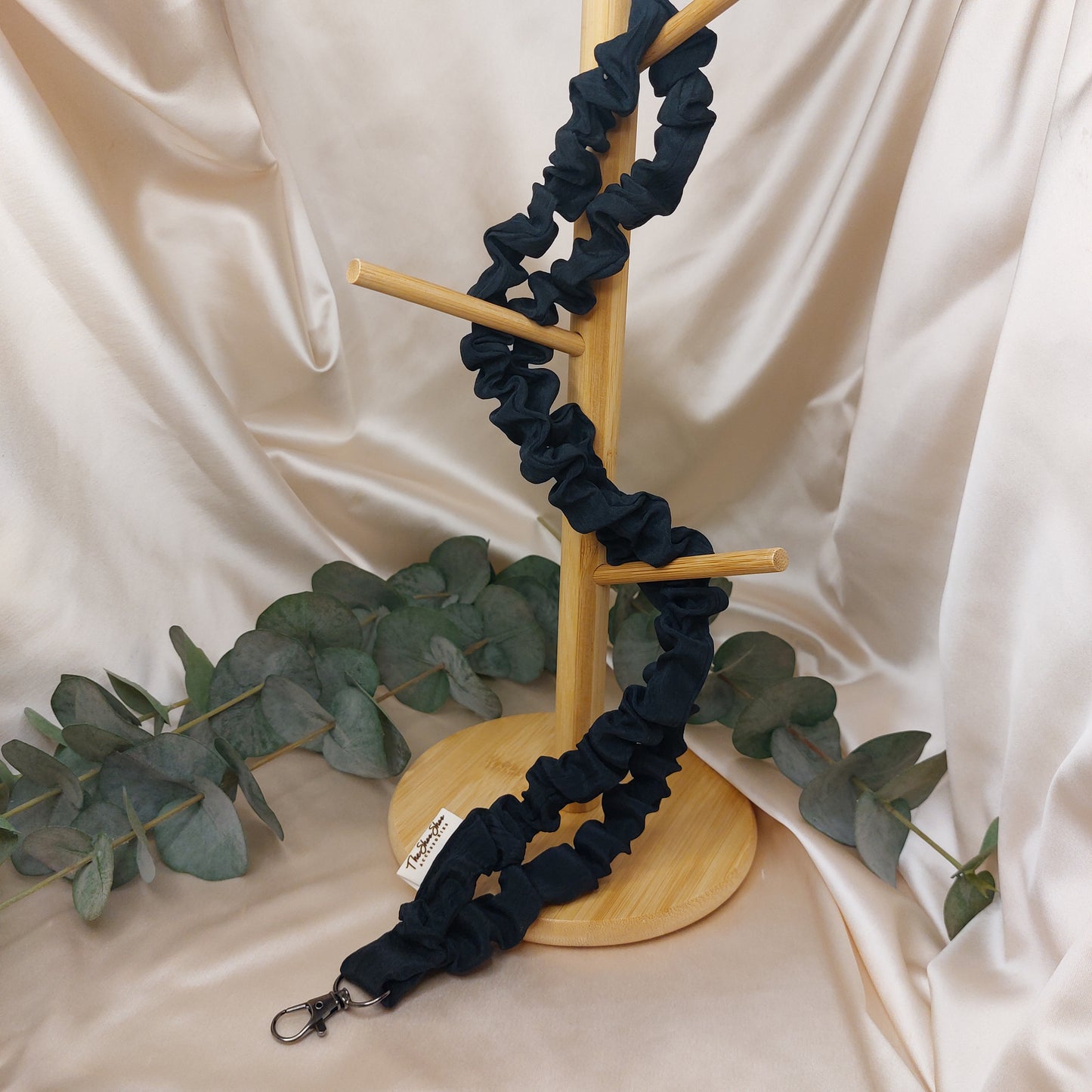 Scrunchie Nyckelband Black Liqourice cake med nyckelkrok