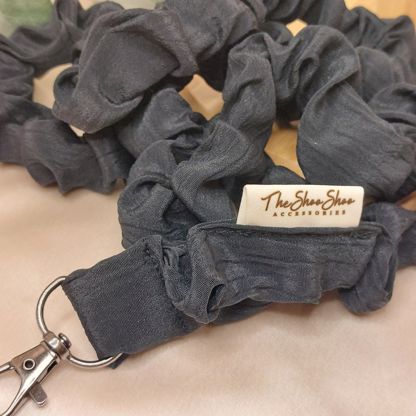 Scrunchie Nyckelband Black Liqourice cake med nyckelkrok