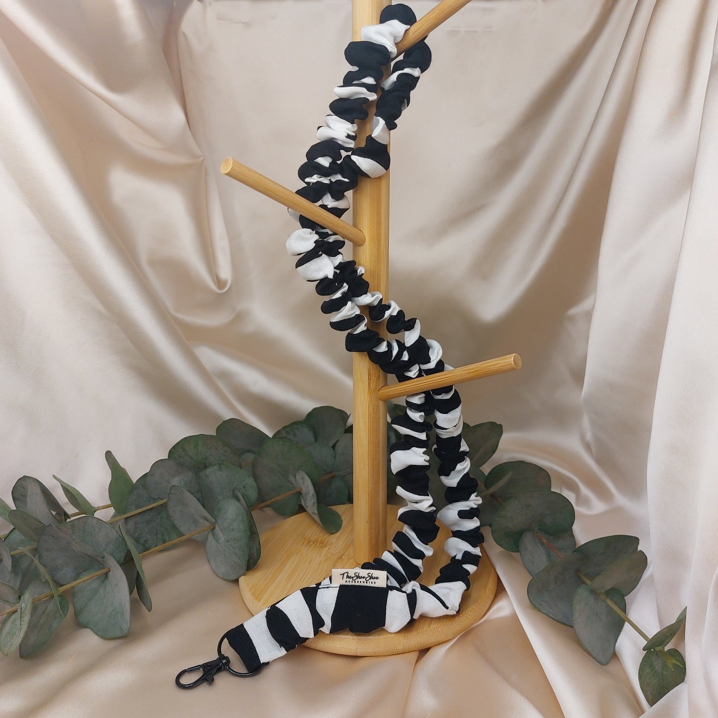 Scrunchie Nyckelband Zebra Fluff med nyckelkrok