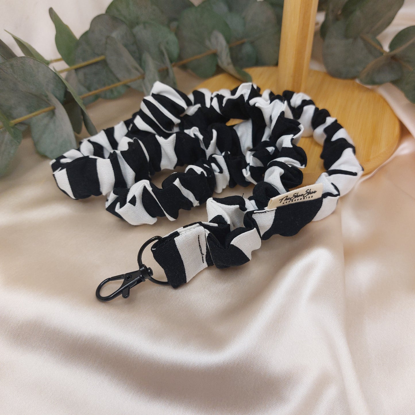 Scrunchie Nyckelband Zebra Fluff med nyckelkrok
