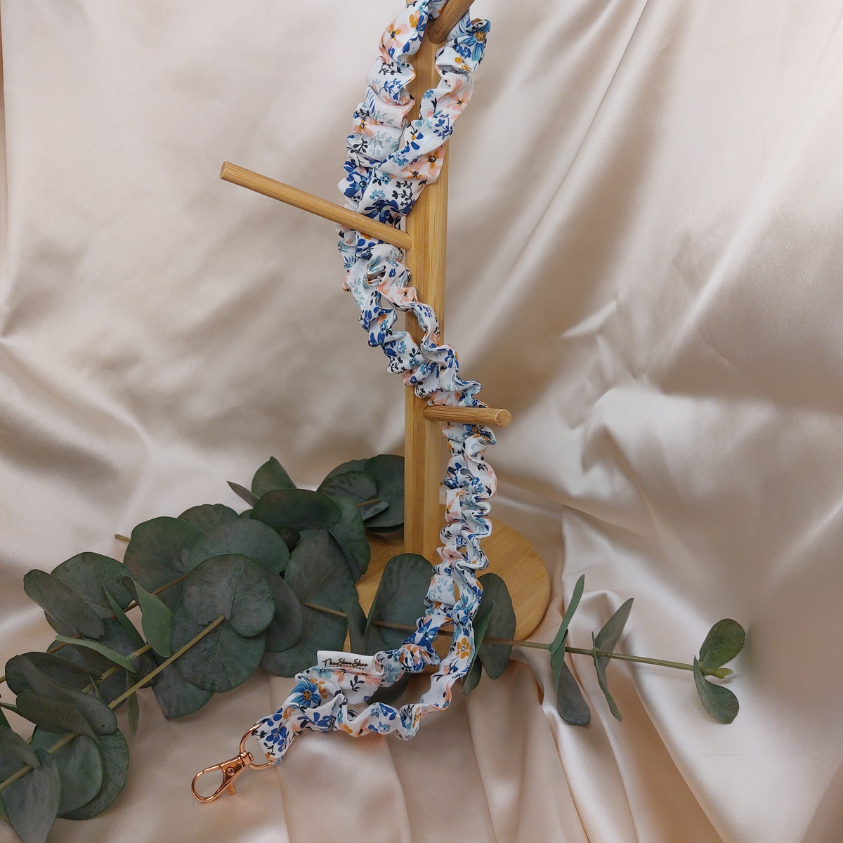 Scrunchie Nyckelband Denim Flowers blommig elastisk med nyckelkrok