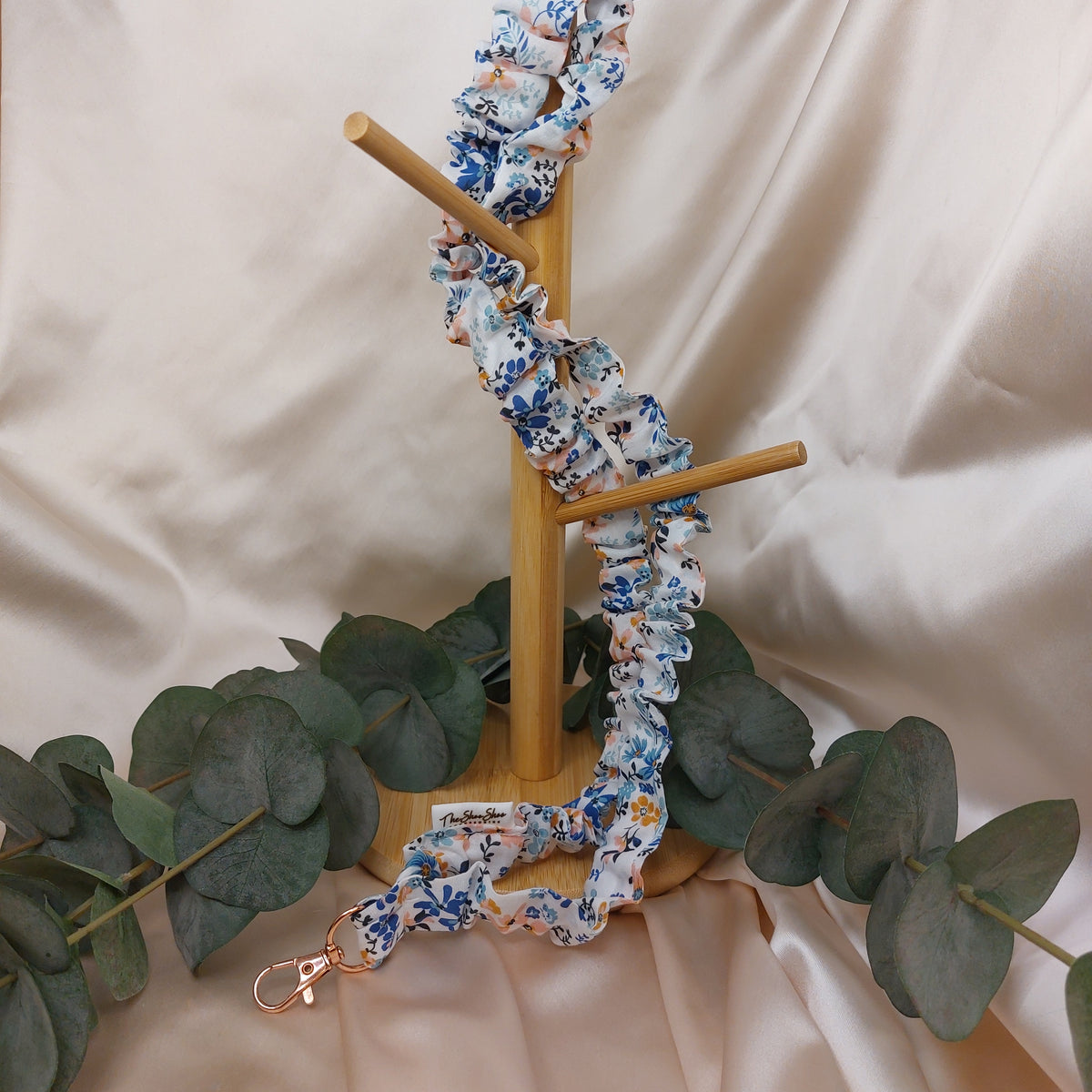 Scrunchie Nyckelband Denim Flowers blommig elastisk med nyckelkrok