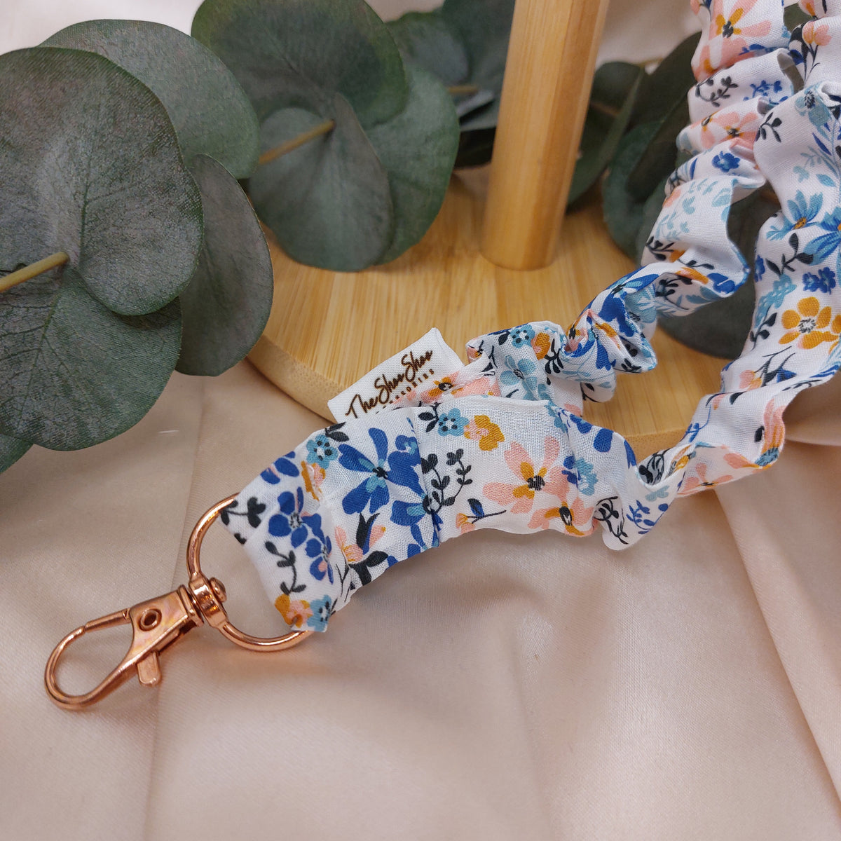 Scrunchie Nyckelband Denim Flowers blommig elastisk med nyckelkrok