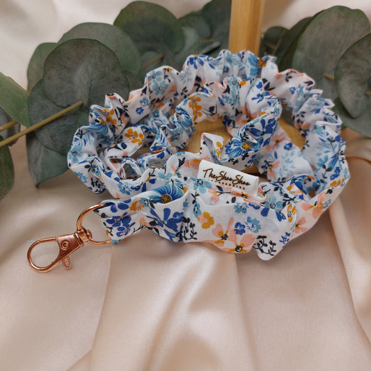 Scrunchie Nyckelband Denim Flowers blommig elastisk med nyckelkrok