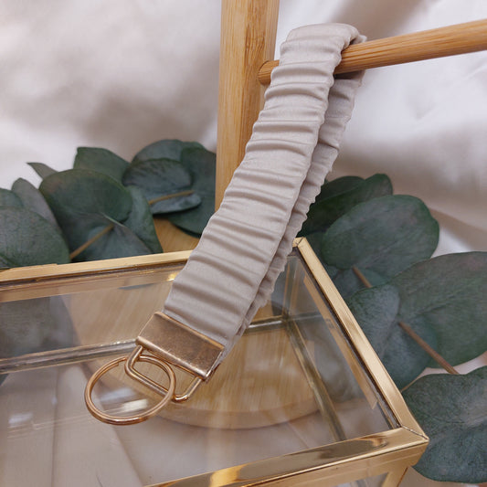 Nyckelband Scrunchie Latte Beige elastisk med ring
