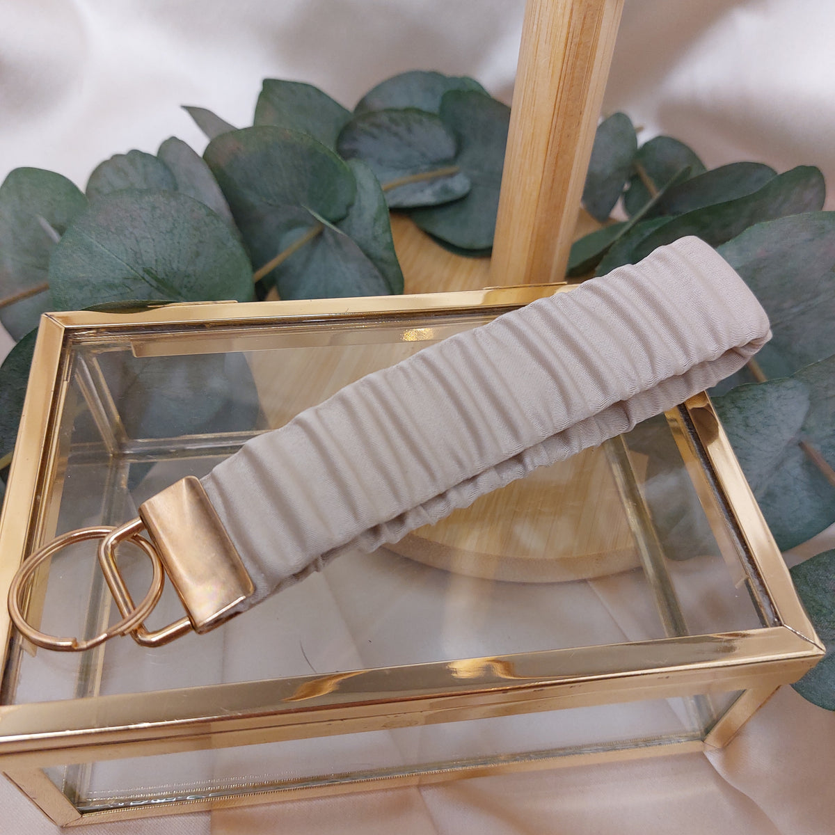 Nyckelband Scrunchie Latte Beige elastisk med ring