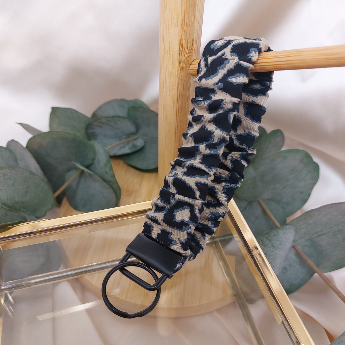 Nyckelband Scrunchie Handled Icy Leopard elastisk med ring