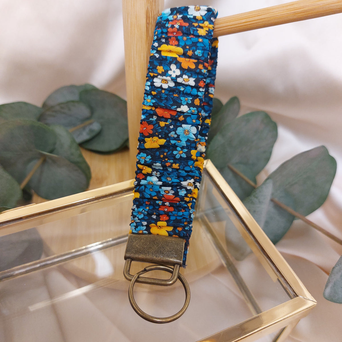 Nyckelband Scrunchie Handled Blue Flowerpatch elastisk med ring
