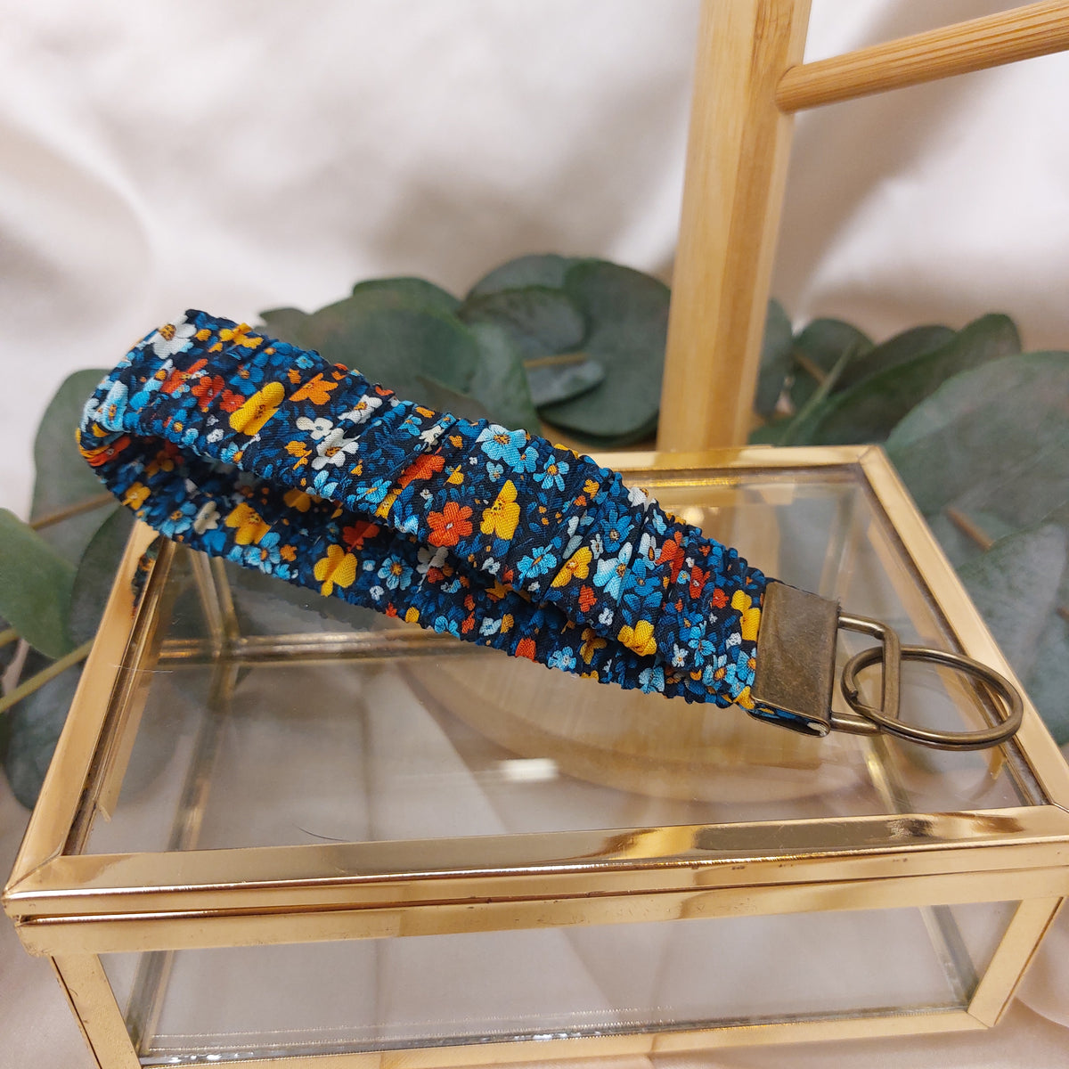 Nyckelband Scrunchie Handled Blue Flowerpatch elastisk med ring
