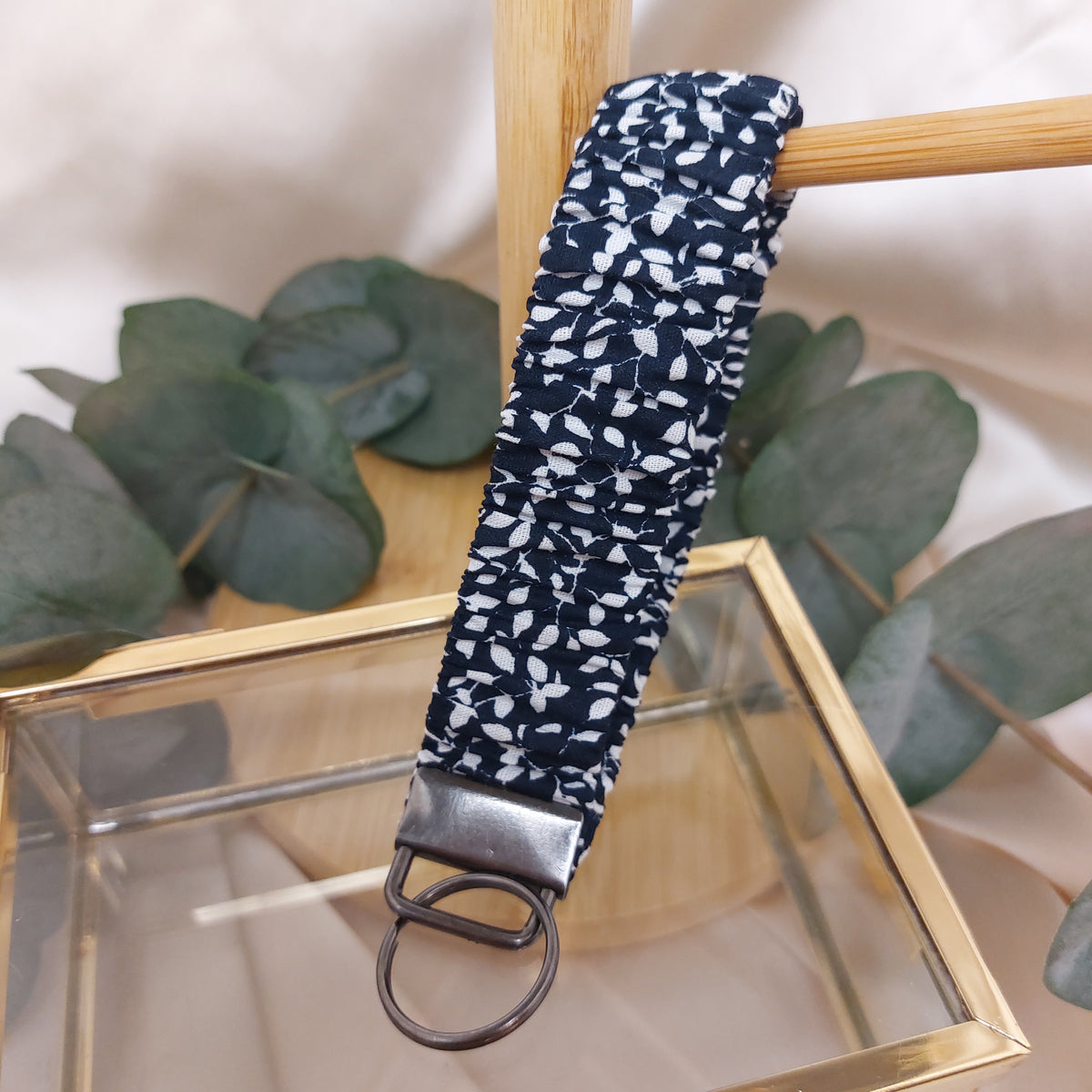 Nyckelband Scrunchie Handled Midnight Leaves elastisk med ring