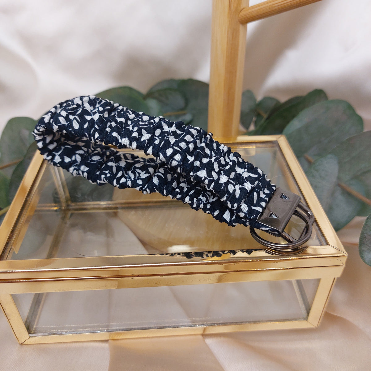 Nyckelband Scrunchie Handled Midnight Leaves elastisk med ring