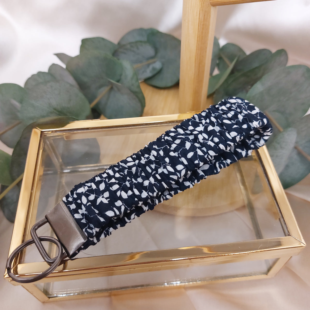 Nyckelband Scrunchie Handled Midnight Leaves elastisk med ring