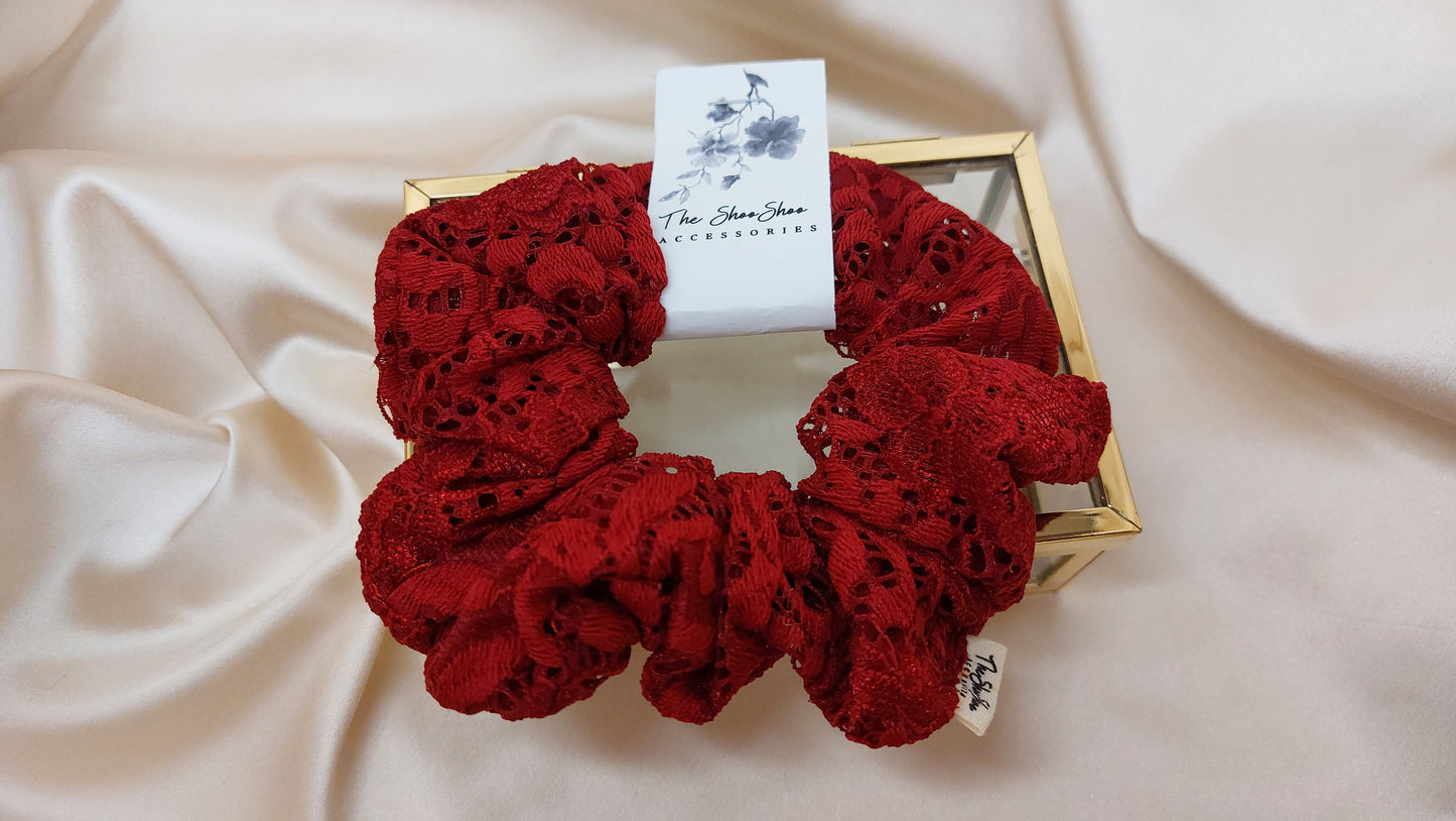 Hårsnodd Djupröd spets ShooShoo Scrunchie - Handgjord
