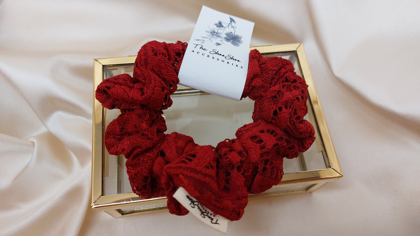 Hårsnodd Djupröd spets ShooShoo Scrunchie - Handgjord