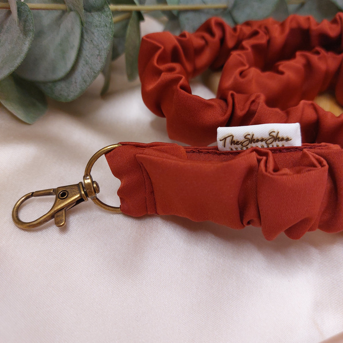 Scrunchie Nyckelband Sunset Flame rödbrun elastisk med nyckelkrok