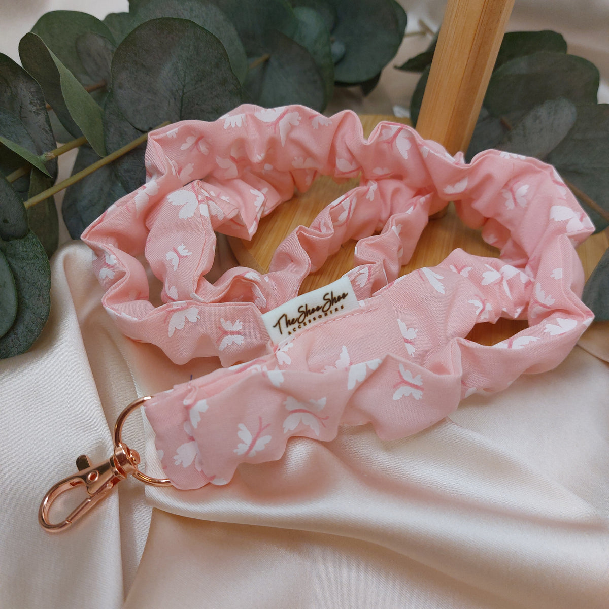 Scrunchie Nyckelband Rosa fjärilar elastisk med nyckelkrok